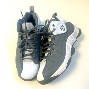 Nike Jordan’s 7.5 men’s (8.5 women’s)